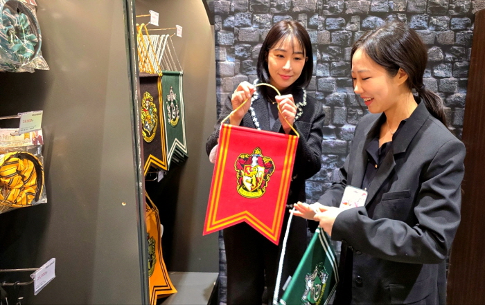 롯데백화점은 서울 잠실점에서 오는 30일까지 지하 1층 트레비광장에서 '위자드몰X해리포터' 팝업스토어를 선보인다고 22일 밝혔다. 사진=롯데백화점 제공