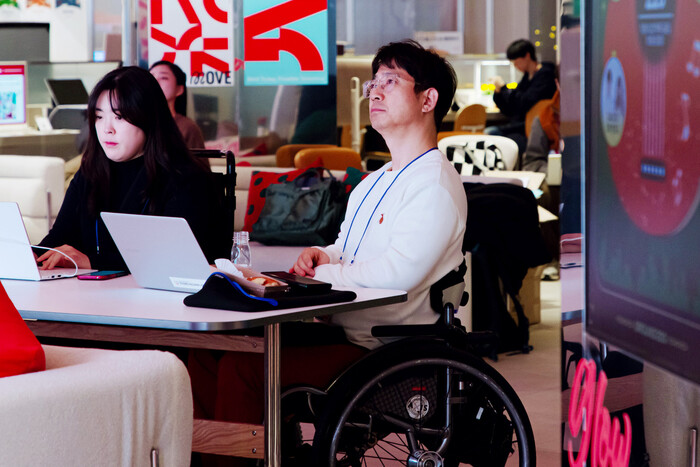 서울 영등포구 그라운드220에서 장애인 접근성 개선 관련 커뮤니티 '볼드 무브' 회원들이 아이디어를 나누는 모습. 사진=LG전자 제공.