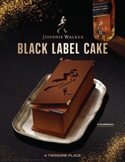 투썸플레이스가 조니워커와 협업해 지난 10월 15일 한정 출시한 ‘조니워커 블랙라벨 케이크’. 사진=투썸플레이스 제공.