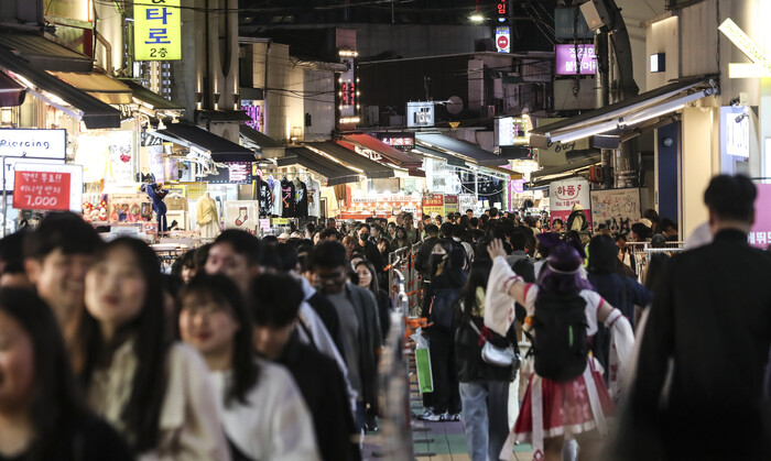 2023년 10월 27일 할로윈데이를 앞두고 서울 마포구 홍대거리 인근에서 시민들이 붐비고 있다. 사진=뉴시스.