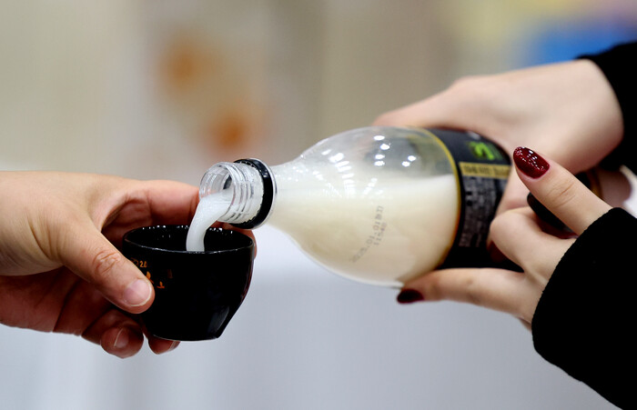 지난 13일 대구 북구 엑스코에서 열린 ‘2024 대한민국 막걸리 엑스포(막스포) 대구’를 찾은 한 관람객이 막걸리를 시음하고 있다. 사진=뉴시스.