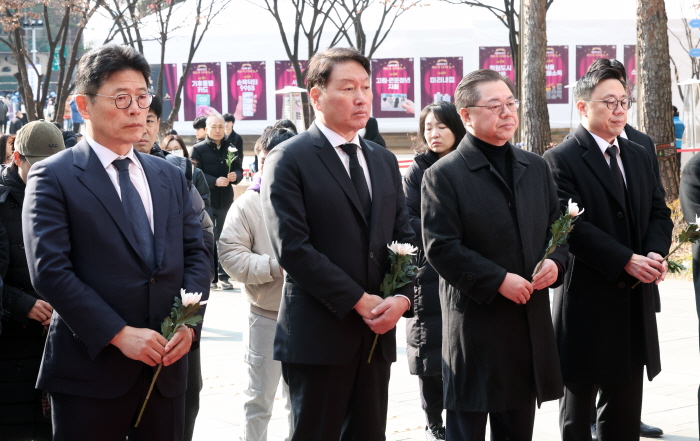 최태원 SK그룹 회장 겸 대한상공회의소 회장이 1일 박일준 대한상의 상근부회장, 이형희 서울상의 부회장 등 상공회의소 임원들과 함께 서울시청 본관 앞에 마련된 무안 제주항공 여객기 사고 희생자 합동분향소를 찾아 사고 희생자들을 애도했다. 뉴시스