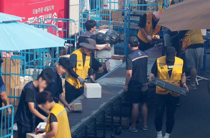 지난해 8월 13일, 서울 시내 한 택배 물류센터에서 14일로 지정된 '택배 쉬는 날'을 하루 앞두고 근로자들이 분주히 작업을 하고 있다. 사진=뉴시스.