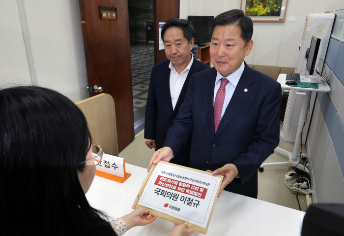 이철규(오른쪽) 국회 산업통상자원중소벤처기업위원회 위원장이 2024년 11월 11일 국회 의안과에 반도체산업 경쟁력 강화 및 혁신성장을 위한 특별법안을 제출하고 있다. 뉴시스