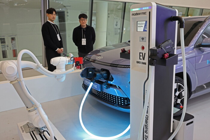 지난해 11월 25일 서울 동대문구 DDP에서 열린 '2024 서울 저탄소 식생활 박람회'에 전기차 충전 로봇 시스템이 전시돼 있다. 사진=뉴시스.