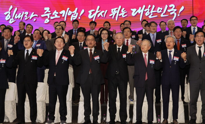 3일 열린 중소기업 신년인사회 기념촬영. 앞줄 왼쪽부터 우원식 국회의장, 김기문 중소기업중앙회장, 최상목 대통령 권한대행, 류진 한국경제인협회장, 손경식 한국경영자총협회장, 최진식 한국중견기업연합회장. 사진=뉴시스