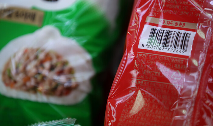 식약처가 식제품 포장지에 중요한 정보를 더 크게 표기하고 기타 정보를 QR코드 등으로 제공하는 내용의 개정안을 입법 예고했다. 사진=뉴시스