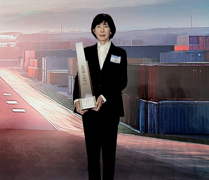 김정수 삼양식품 부회장이 지난달 5일, 제61회 무역의날 기념 삼양식품의 '7억불 수출탑'을 대표로 수상하며 기념촬영을 하고 있다. 사진=삼양라운드스퀘어