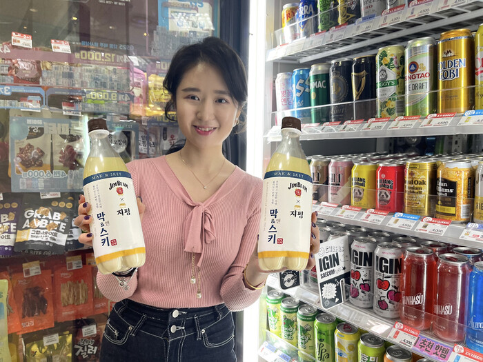 GS리테일이 운영하는 편의점 GS25와 슈퍼마켓 GS더프레시는 지평주조의 '지평막걸리'와 빔산토리의 '짐빔 위스키'를 콜라보한 '막&스키(막걸리 앤 위스키)'를 업계 최초 출시한다고 7일 밝혔다. 사진=GS리테일 제공