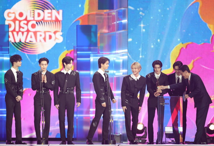 지난 4일부터 5일까지 이틀간 일본 후쿠오카 미즈호 페이페이돔에서 열린 '39회 골든디스크어워즈'에서 김대하 농심 일본법인장(맨 오른쪽)이 아이돌 그룹 엔하이픈에게 '농심 신라면상'을 시상하고 있다. 사진=골든디스크어워즈 사무국 제공