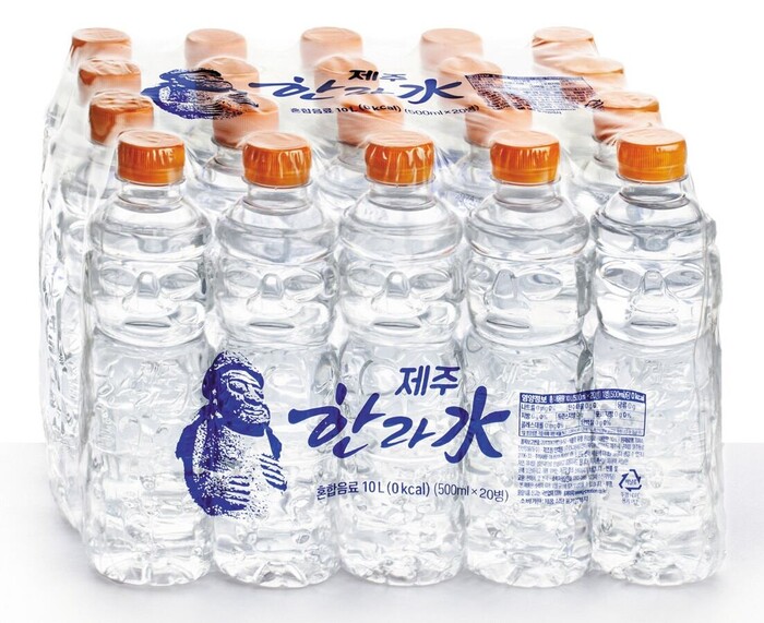 돌하르방 모양의 ‘제주 한라수’는 분리배출이 쉽도록 무라벨로 만든 친환경 제품이다. 사진=한도그린F&B 제공