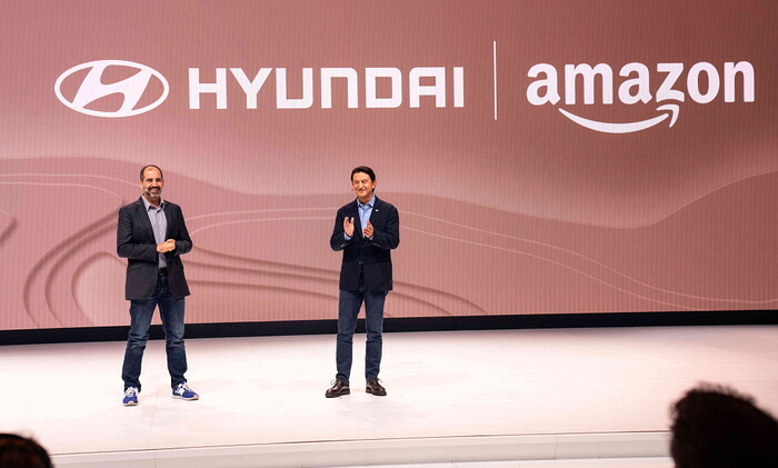 지난 2023년 11월 16일(현지시간) 미국 LA 컨벤션센터에서 열린 2023 LA 오토쇼에서 마티 말릭(Marty Mallick) 아마존 글로벌 기업 비즈니스 개발 부사장(왼쪽)과 호세 무뇨스(José Muñoz) 현대자동차 글로벌 최고운영책임자(COO) 사장(現 대표이사 사장, 오른쪽)이 파트너십을 발표하고 있다. 사진=현대자동차 제공