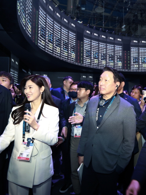 최태원 SK 회장이 8일(현지시간) 미국 라스베이거스 컨벤션센터에서 진행되고 있는 'CES 2025' 현장을 방문해 SK 전시관을 둘러보고 있다.