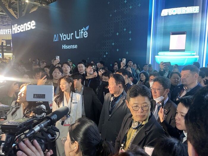 최태원 SK그룹 회장이 8일(현지시간) 라스베이거스 컨벤션센터(LVCC) 센트럴홀에 마련된 SK그룹 전시관에 입장하고 있다. 사진=뉴시스