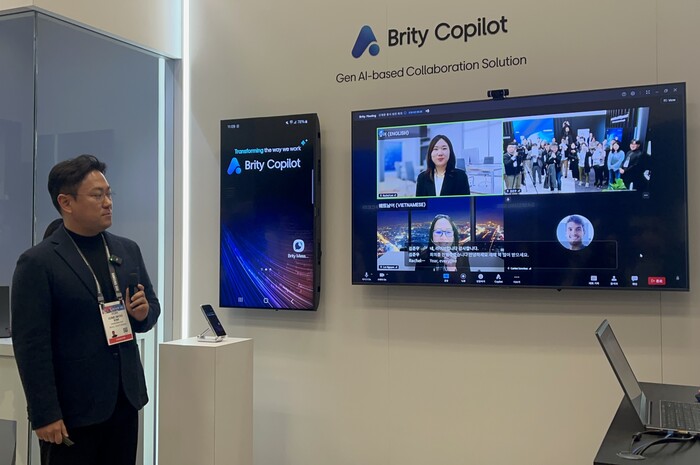 삼성SDS 관계자가 8일(현지시간) 브리티 코파일럿의 3개 이상 언어 '동시 통∙번역 회의 서비스'를 소개하고 있다. 사진=뉴시스