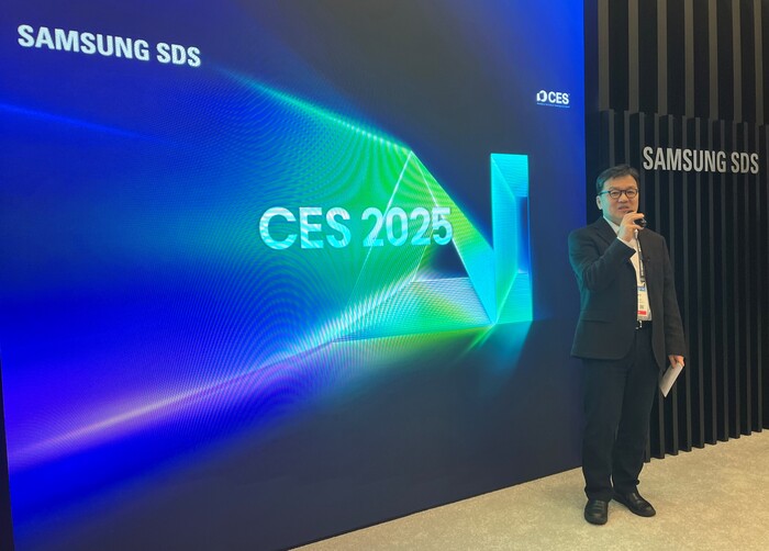 삼성SDS 이준희 사장이 CES 2025에서 기업 업무에 최적화된 생성형 AI 서비스를 선보이고 있다. 사진=뉴시스