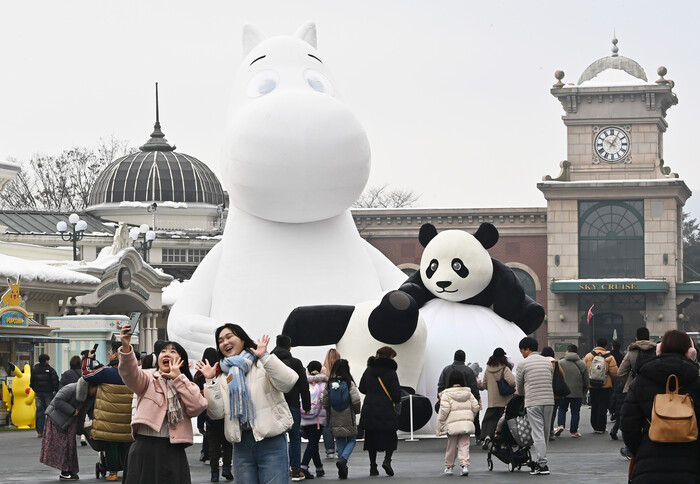 지난해 12월 2일 경기도 용인시 에버랜드 글로벌페어 중앙 광장에 핀란드 대표 캐릭터인 무민과 쌍둥이 판다 루이바오·후이바오가 함께 겨울을 즐기는 모습의 초대형 ABR(Aero Balloon Robot)이 설치돼 있다. 에버랜드는 무민과 함께하는 윈터토피아 겨울축제를 오는 3월 3일까지 개최한다. 사진=뉴시스