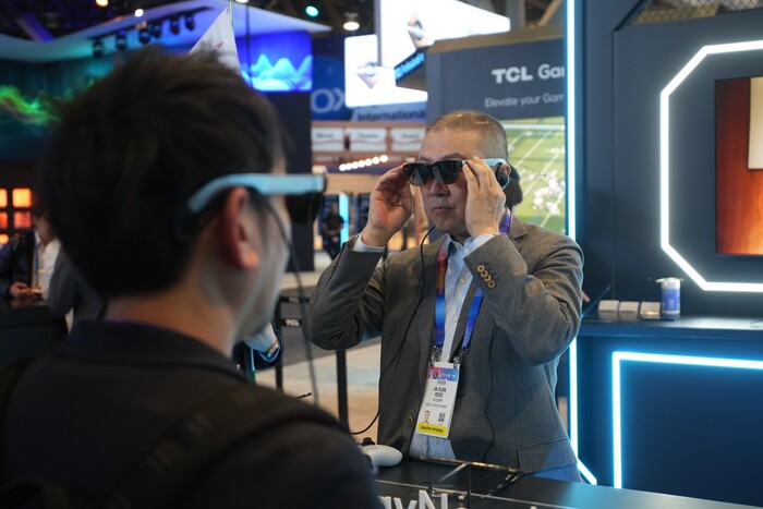 구자은 LS 회장이 9일(현지시간) 세계 최대 가전·정보기술(IT) 전시회 ‘CES 2025’가 열리는 미국 라스베이거스 센트럴홀 내 TCL 전시관에서 스마트 글라스를 체험하고 있다. 사진=LS그룹 제공