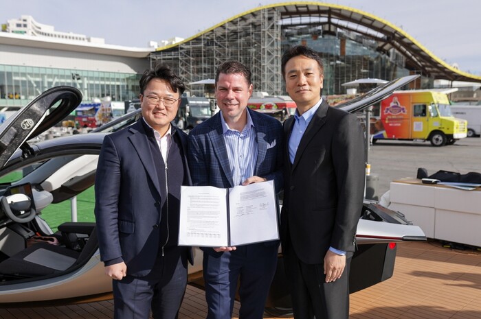 지난 8일(현지시간) CES 2025 현장에서 (오른쪽부터) LG에너지솔루션 최근혁 마케팅 담당, 앱테라 모터스 공동 CEO 크리스 앤서니, CTNS 권기정 대표가 MOU 체결식을 열고 있다. 사진=LG에너지솔루션 제공