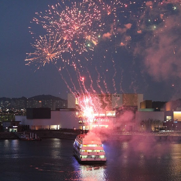 현대크루즈의 선상 불꽃축제 모습. 사진=현대해양레져