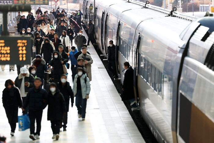 정부와 여당이 9일 설 연휴인 27일부터 31일까지 귀성·귀경길 지원을 위해 KTX·SRT 역귀성 요금을 30∼40% 할인하기로 했다. 9일 서울역 내 승차장에서 시민들이 KTX에서 내리고 있다. 사진=뉴시스