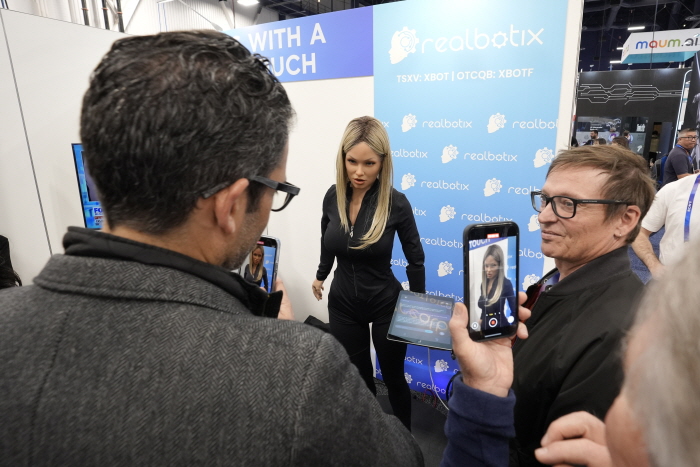 지난 8일(현지시각) 미 네바다주 라스베이거스에서 열리고 있는 세계 최대 전자·IT 박람회 'CES 2025' 리얼로보틱스 전시관에서 휴머노이드 로봇 '아리아'가 방문객과 대화하고 있다. AP/뉴시스