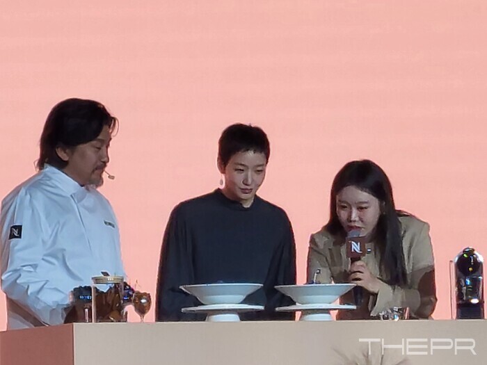 (왼쪽부터) 에드워드 리 셰프, 김고은 네스프레소 앰버서더, 네스프레소 미디어 행사 사회자가 '네스프레소 레이어드 케이크'에 마지막 장식을 얹을 준비를 하고 있다. 사진=김병주 기자