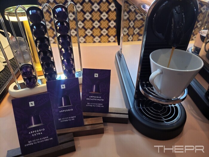 행사장에서 네스프레소 오리지널 머신으로 추출 중인 아르페지오 엑스트라 커피. 사진=김병주 기자