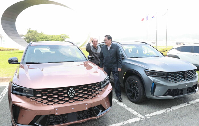 정인교 산업통상자원부 통상교섭본부장이 지난해 7월 12일 부산 강서구 르노 부산공장을 방문해 그랑 콜레오스 하이브리드를 살펴보고 있다. 사진=산업통상자원부 제공