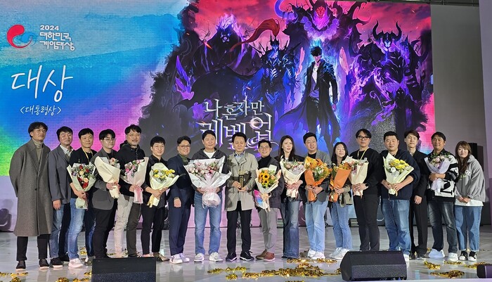 넷마블과 넷마블네오 관계자들이 지난해 11월 13일 부산 벡스코에서 열린 ‘2024 대한민국 게임대상’ 시상식에서 ‘나 혼자만 레벨업: 어라이즈’로 대상을 수상하고 기념사진을 촬영하고 있다. 뉴시스