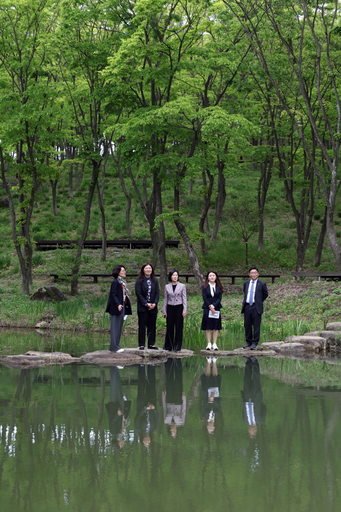 장미란 문화체육관광부 2차관이 지난해 4월 24일 대구광역시 군위군 사유원에서 열린 '우수웰니스관광지' 현판식을 마치고 유지연 사유원 회장의 안내를 받으며 사유원을 돌아보고 있다. 사진=뉴시스