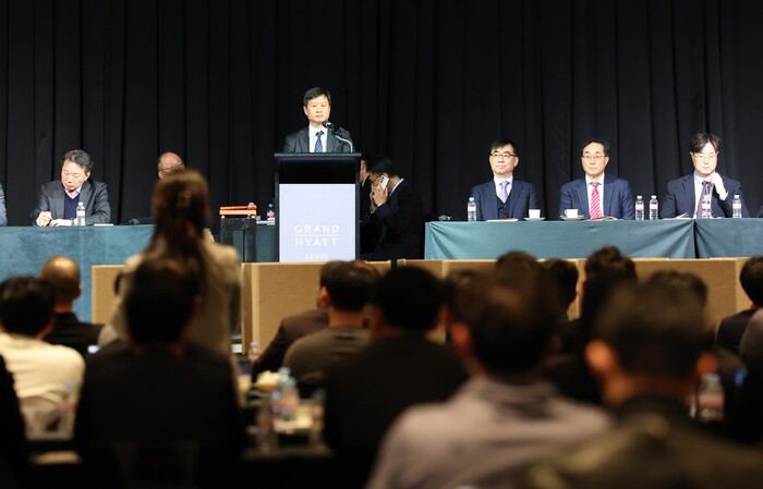 박기덕 고려아연 사장이 23일 오후 서울 용산구 그랜드하얏트 서울에서 열린 고려아연 임시주주총회에서 주주로부터 항의를 받고 있다. 사진=뉴시스