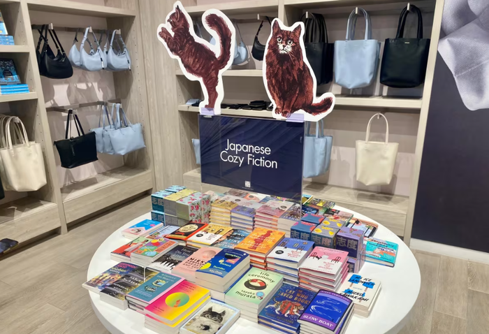 고양이는 '일본식 힐링소설' 의 상징이다. 캐나다 인디고 서점의 코지 소설 매대. CBC보도