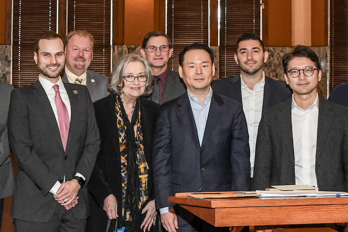 지난 달 27일(현지시각) 미국 텍사스주 존슨 카운티(Johnson County) 지방법원에서 진행된 파리바게뜨 제빵공장 투자 인센티브 조인식에서 참석자들이 기념 촬영을 하고 있다. (앞줄 왼쪽부터) 크리스토퍼 보데커(Christopher Boedeker) 존슨 카운티 판사, 다이애나 밀러(Diana Miller) 존슨 카운티 경제개발 이사, 허진수 SPC그룹 사장, 박세용 파리바게뜨 아메리카 본부 최고재무책임자(CFO). 사진=SPC