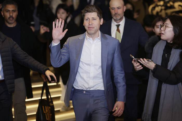 샘 올트먼 오픈AI 최고경영자가 4일 서울 중구 더 플라자호텔에서 열린 카카오 미디어데이에 참석하며 인사하고 있다. 사진=뉴시스