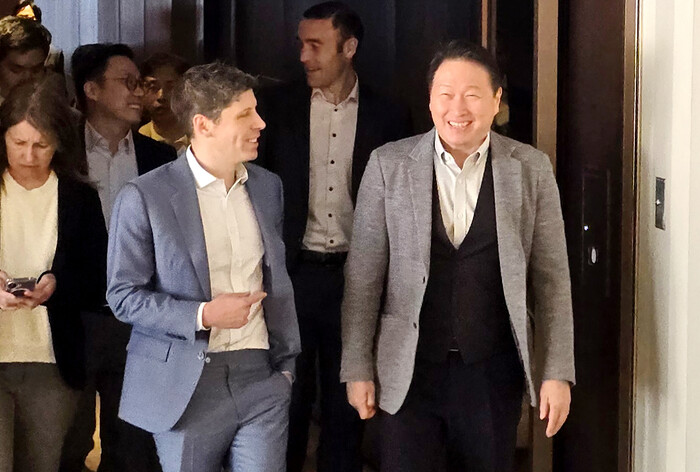최태원(오른쪽) SK그룹 회장과 샘 올트먼 오픈AI CEO가 4일 오전 서울 중구 더 플라자 호텔에서 회동을 마친 뒤 함께 이동하고 있다. 사진=뉴시스