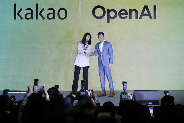 정신아 카카오 대표와 샘 올트먼 오픈AI 최고경영자가 4일 서울 중구 더 플라자호텔에서 열린 카카오 미디어데이에서 기념촬영을 하고 있다. 사진=뉴시스