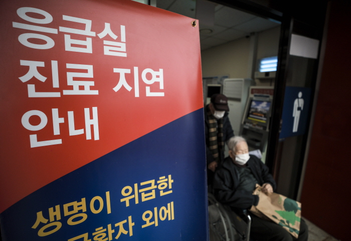 지난해 손보 업계의 순이익 증가 배경에 대해 증권가에서는 의료파업으로 보험금 청구가 어려운 상황에서 손보사가 공격적인 영업을 펼쳐 실적을 크게 늘린 것으로 분석하고 있다. 1월 16일 서울시내 한 대학병원 응급의료센테에 진료지연 관련 안내문이 놓여있다. 사진=뉴시스