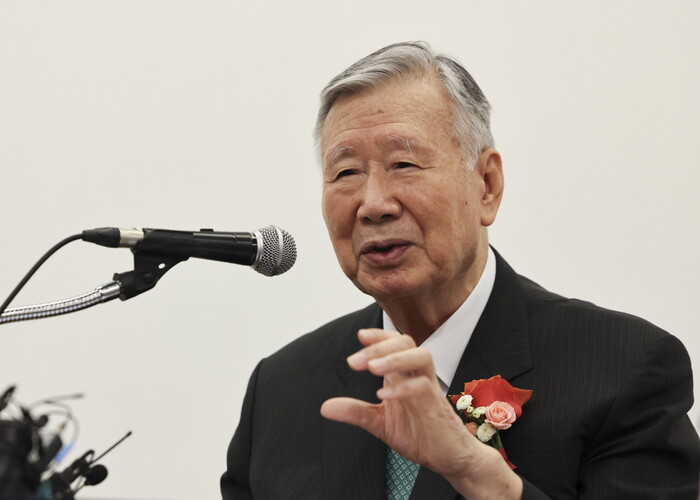 이중근 부영그룹 회장 겸 제19대 대한노인회 회장이 지난해 10월 21일 서울 중구 대한상공회의소에서 열린 제19대 대한노인회 취임 기자간담회에서 취재진 질문에 답하고 있다. 사진=뉴시스