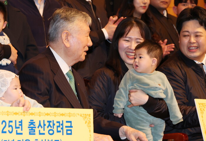 이중근 부영그룹 회장이 지난 5일 오전 서울 중구 부영태평빌딩에서 열린 2025년 부영그룹 시무식, 출산장려지원·19단 경연대회에 참석해 출산장려금을 수여 직원 및 아이와 웃음지으며 대화하고 있다. 사진=뉴시스