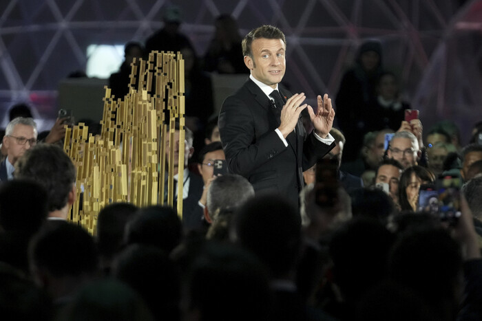 에마뉘엘 마크롱 프랑스 대통령이 10일(현지시간) 프랑스 파리 그랑팔레에서 열린 제3차 인공지능(AI) 행동 정상회의 1일차를 마무리하며 연설하고 있다. 마크롱 대통령은 이날 AI 산업의 막대한 에너지 소요를 언급하며 원자력발전 비중이 높은 유럽에 투자할 것을 설득했다. 사진=AP/뉴시스