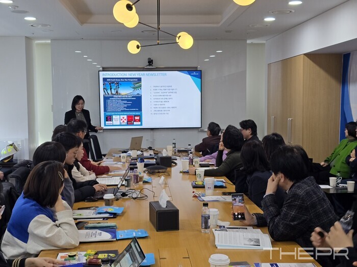 지난 2월 4일 오후 서울 강남구 플레시먼힐러드 코리아 회의실에서 열린 2025 한국PR학회 신년 특별 세미나 '초불확실성 시대의 트렌드와 리질리언스: Bouncing Forward'에서 박영숙 플레시먼힐러드 코리아 대표가 1부 강연 '혼돈의 시대, 국가대표 없는 대한민국'을 진행하고 있다. 사진=김병주 기자