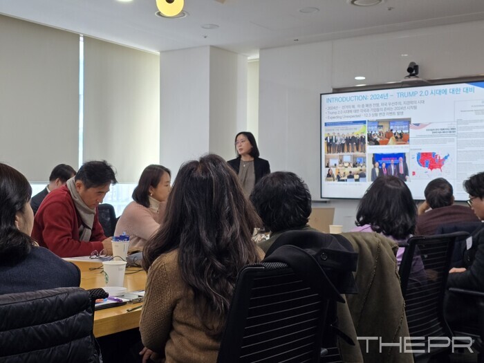 지난 2월 4일 오후 서울 강남구 플레시먼힐러드 코리아 회의실에서 열린 2025 한국PR학회 신년 특별 세미나 '초불확실성 시대의 트렌드와 리질리언스: Bouncing Forward'에서 박영숙 플레시먼힐러드 코리아 대표가 1부 강연 '혼돈의 시대, 국가대표 없는 대한민국'을 진행하고 있다. 사진=김병주 기자