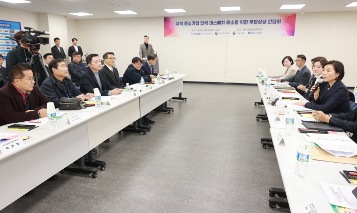 오영주 중소벤처기업부 장관이 14일 경남 창원 기업은행을 방문해 중소기업 재직자 우대 저축공제 3만번째 가입자와 기념 촬영을 하고 있다. 사진=중소벤처기업부 제공