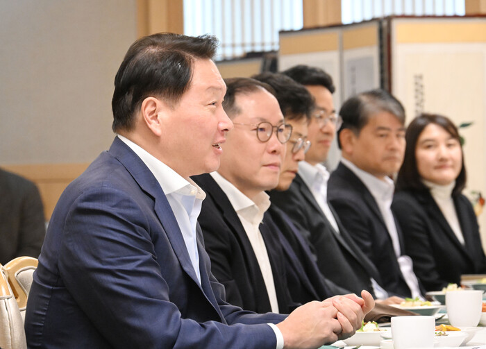 최태원 대한상공회의소 회장 겸 SK 회장이 지난 16일 오후 정부서울청사에서 최상목 대통령 권한대행 부총리 겸 기획재정부 장관 및 관계부처 장·차관, 기업 대표들이 참석한 가운데 열린 민간경제사절단 만찬간담회에서 발언하고 있다. 사진=기획재정부 제공