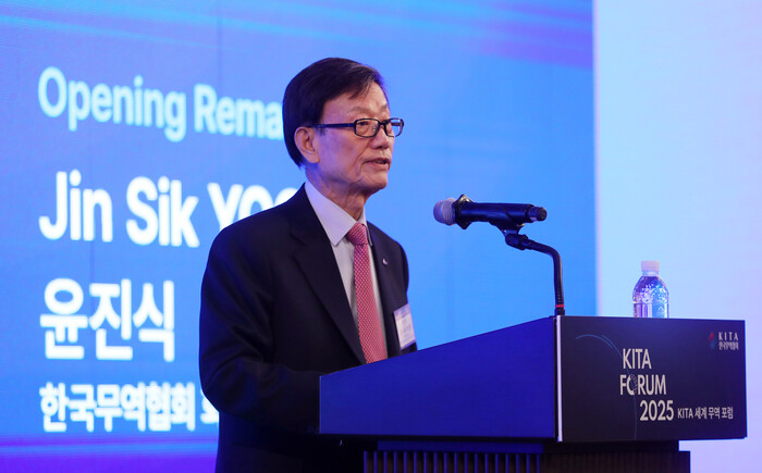 윤진식 한국무역협회장이 지난 21일 오후 서울 강남구 그랜드 인터컨티넨탈 서울 파르나스 호텔에서 열린 2025 한국무역협회(KITA) 세계무역포럼에서 개회사를 하고 있다. 사진=뉴시스