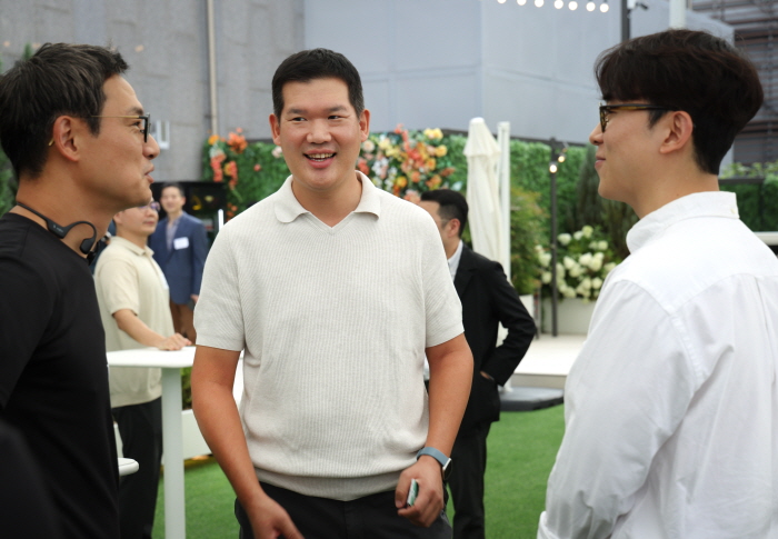 2024년 7월 19일 GS건설 사옥에서 GS건설 허윤홍 대표(사진 가운데)와 스타트업 대표들이 참석한 가운데 ‘오픈이노베이션 데이’ 행사를 진행하고 있다. 사진=GS건설 제공