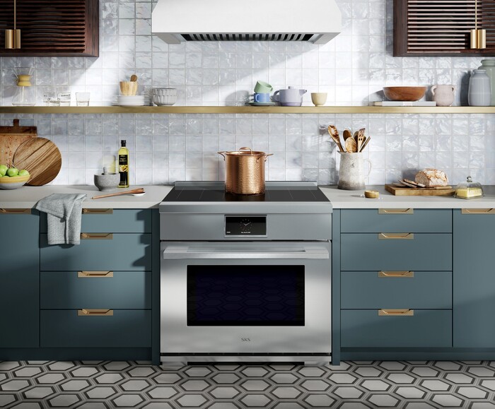 LG전자가 초프리미엄 빌트인 주방 가전 브랜드 '시그니처 키친 스위트'를 'SKS'로 새롭게 단장한다. 올프리(All-free) 인덕션이 탑재된 36인치 '쿡존프리 인덕션 프로레인지’ 신제품. 사진=LG전자 제공