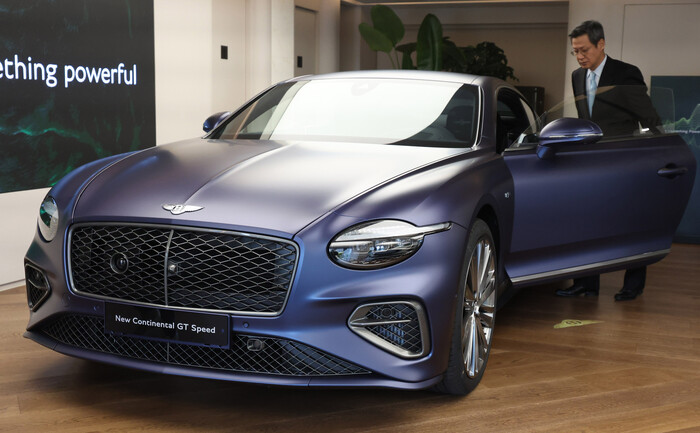 지난 30일 서울 강남구 벤틀리 큐브에서 '더 뉴 컨티넨탈 GT 스피드'가 공개되고 있다. 사진=뉴시스