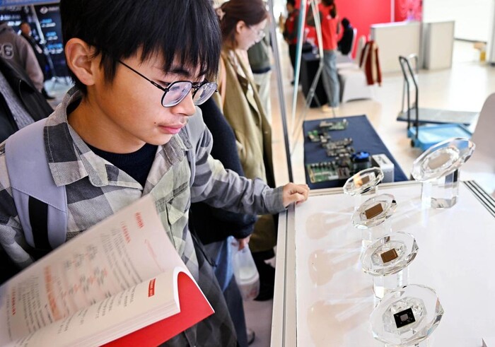 지난해 11월 2일 중국 산둥성 칭다오에서 열린 '2024 중국자동화대회' 전시구역을 방문한 관람객이 중국산 반도체 칩을 살펴보고 있다. 사진=뉴시스/신화통신